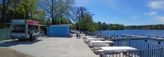 Tische und Bänke im Bootsverleih